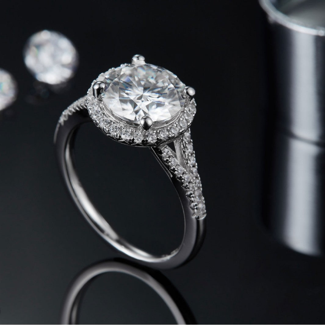 S925银镀莫桑石戒指 经典四爪伴钻3克拉戒指时尚设计圆莫桑指