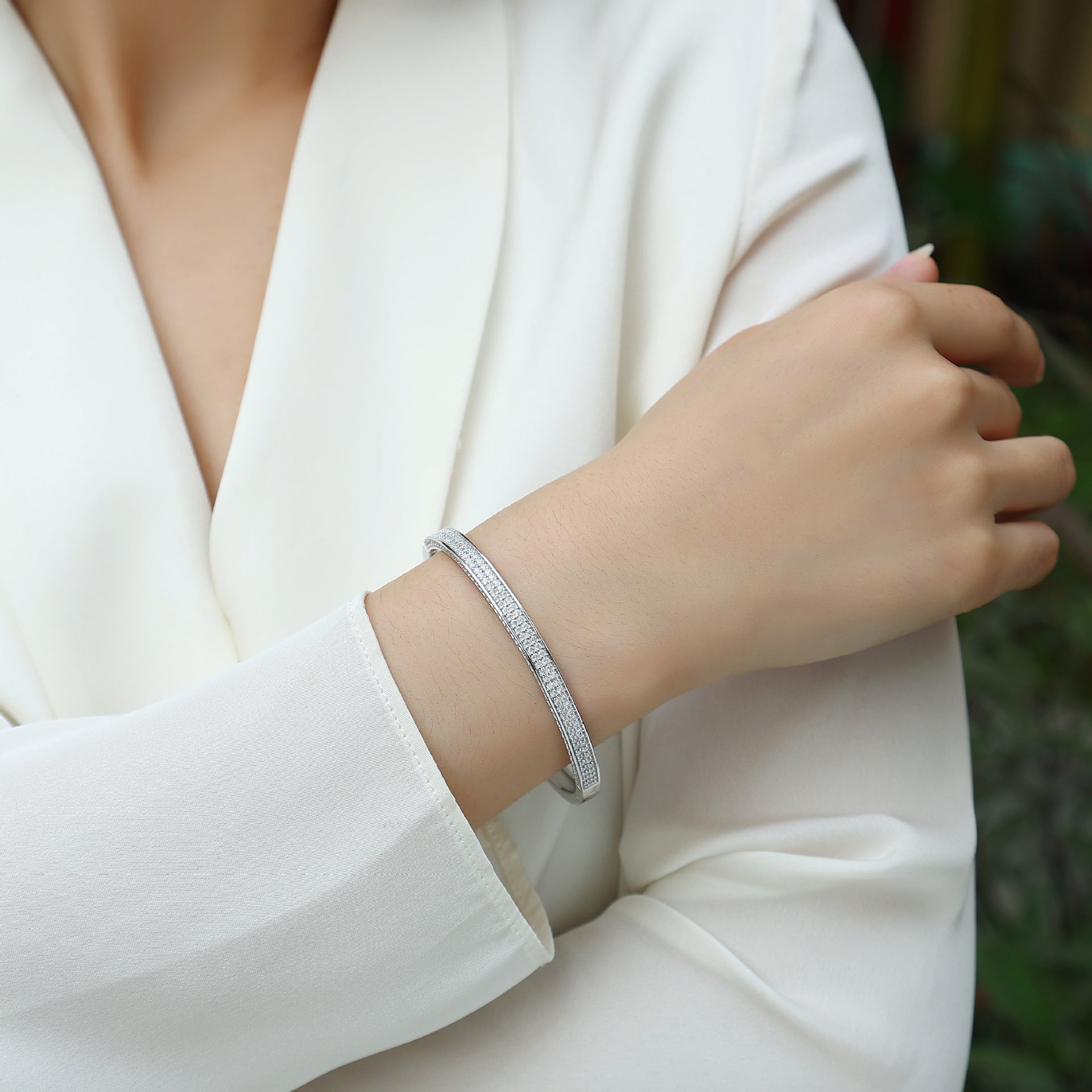 小众时尚热销精工手镯女生时尚开口纯银莫桑石手镯女